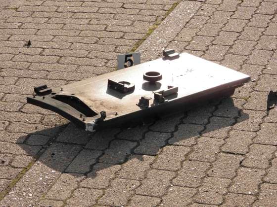 CNTV GELDAUTOMAT - Geldautomat gesprengt Tresortuer fliegt ca 15 Meter weit weg Tatort Glinde Schleswig-Holstein am 27.07.2026 Spurensicherung sammelt Geldscheine ein Am Montagmorgen gehen 4:30 Uhr haben Unbekannte in Glinde einen Geldautomaten gesprengt. Der Automat befand sich an der Möllner Landstraße Beim Eintreffen der Einsatzkräfte bot sich ein Bild der Verwüstung: Der Geldautomat war vollständig zerstört, Trümmerteile lagen weiträumig verstreut vor dem Gebäude. Die Polizei sicherte den Bereich ab, während Spezialisten der Spurensicherung ihre Arbeit aufnahmen Schleswig-Holstein Deutschland *** CNTV ATM ATM Blown Up; Vault Door Flung About 15 Meters Away; Scene of the Crime: Glinde, Schleswig-Holstein, on July 27, 2026; F