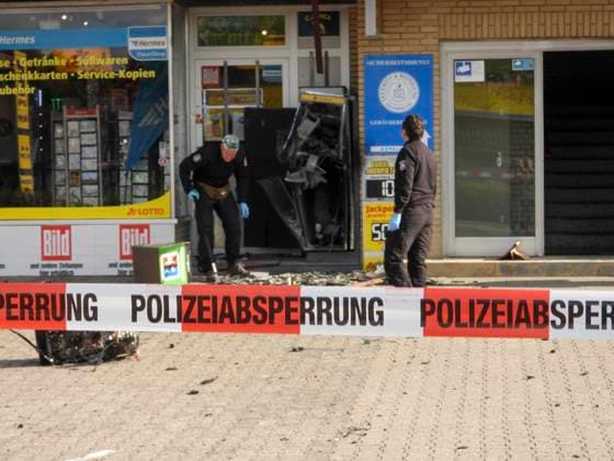 CNTV GELDAUTOMAT - Geldautomat gesprengt Tresortuer fliegt ca 15 Meter weit weg Tatort Glinde Schleswig-Holstein am 27.07.2026 Spurensicherung sammelt Geldscheine ein Am Montagmorgen gehen 4:30 Uhr haben Unbekannte in Glinde einen Geldautomaten gesprengt. Der Automat befand sich an der Möllner Landstraße Beim Eintreffen der Einsatzkräfte bot sich ein Bild der Verwüstung: Der Geldautomat war vollständig zerstört, Trümmerteile lagen weiträumig verstreut vor dem Gebäude. Die Polizei sicherte den Bereich ab, während Spezialisten der Spurensicherung ihre Arbeit aufnahmen Schleswig-Holstein Deutschland *** CNTV ATM ATM Blown Up; Vault Door Flung About 15 Meters Away; Scene of the Crime: Glinde, Schleswig-Holstein, on July 27, 2026; F