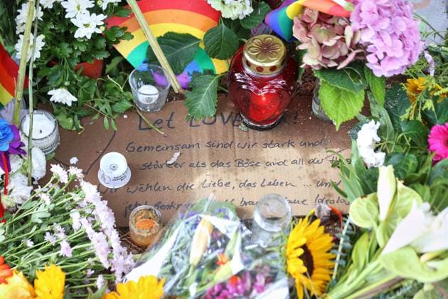 Berlin, Deutschland, 27.07.2026: Auto fährt bei CSD in Menschenmenge: Am Tatort haben Menschen Blumen niedergelegt, auf einem Schild steht Wir lassen uns nicht spalten *** Berlin, Germany, July 27, 2026: Car Plows Into Crowd at CSD. People have laid flowers at the scene; a sign reads, We Will Not Be Divided. Copyright: xdtsxNachrichtenagenturx dts_128618