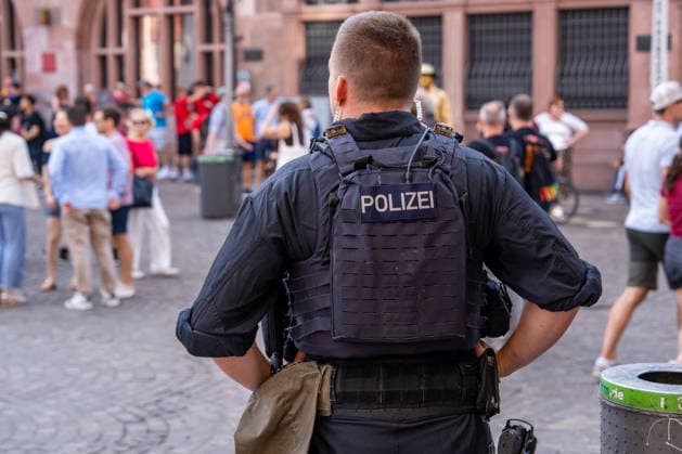 Nach dem tödlichen Anschlag in Berlin: Frankfurt lädt zu Mahnwache und Gedenkminute für die Opfer am Römerberg ein - Trauerlauf durch Frankfurt und Schweige Minute (O-TON) 7aIMG: 0567422 Nach dem tödlichen Anschlag in Berlin: Frankfurt lädt zu Mahnwache und Gedenkminute für die Opfer am Römerberg einHessen, Frankfurt am Main, Deutschland *** Following the deadly attack in Berlin, Frankfurt invites the public to a vigil and a minute of silence for the victims at the Römerberg. A memorial run through Frankfurt and a minute of silence. O TON 7aIMG 0567422 Following the deadly attack in Berlin, Frankfurt invites the public to a vigil and a minute of silence for the victims at the Römerberg. Hesse, Frankfurt am Main, Germany Copyright: 7aktuell.dex xVincentxB. 0567422 20260726_7a_MAHNWACHEFRANKFURTBERLINANSCHLAG_567422