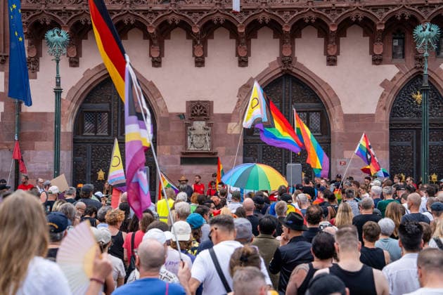 Nach dem tödlichen Anschlag in Berlin: Frankfurt lädt zu Mahnwache und Gedenkminute für die Opfer am Römerberg ein - Trauerlauf durch Frankfurt und Schweige Minute (O-TON) 7aIMG: 0567434 Nach dem tödlichen Anschlag in Berlin: Frankfurt lädt zu Mahnwache und Gedenkminute für die Opfer am Römerberg einHessen, Frankfurt am Main, Deutschland *** Following the deadly attack in Berlin, Frankfurt invites the public to a vigil and a minute of silence for the victims at the Römerberg. A memorial run through Frankfurt and a minute of silence. O TON 7aIMG 0567434 Following the deadly attack in Berlin, Frankfurt invites the public to a vigil and a minute of silence for the victims at the Römerberg. Hesse, Frankfurt am Main, Germany Copyright: 7aktuell.dex xVincentxB. 0567434 20260726_7a_MAHNWACHEFRANKFURTBERLINANSCHLAG_567434