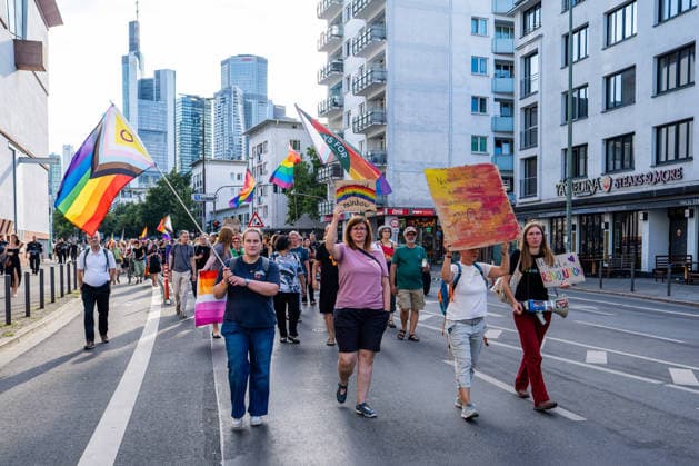 Nach dem tödlichen Anschlag in Berlin: Frankfurt lädt zu Mahnwache und Gedenkminute für die Opfer am Römerberg ein - Trauerlauf durch Frankfurt und Schweige Minute (O-TON) 7aIMG: 0567439 Nach dem tödlichen Anschlag in Berlin: Frankfurt lädt zu Mahnwache und Gedenkminute für die Opfer am Römerberg einHessen, Frankfurt am Main, Deutschland *** Following the deadly attack in Berlin, Frankfurt invites the public to a vigil and a minute of silence for the victims at the Römerberg. A memorial run through Frankfurt and a minute of silence. O TON 7aIMG 0567439 Following the deadly attack in Berlin, Frankfurt invites the public to a vigil and a minute of silence for the victims at the Römerberg. Hesse, Frankfurt am Main, Germany Copyright: 7aktuell.dex xVincentxB. 0567439 20260726_7a_MAHNWACHEFRANKFURTBERLINANSCHLAG_567439