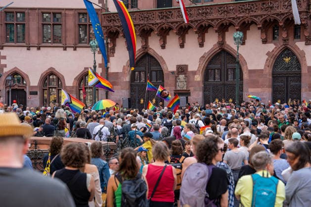 Nach dem tödlichen Anschlag in Berlin: Frankfurt lädt zu Mahnwache und Gedenkminute für die Opfer am Römerberg ein - Trauerlauf durch Frankfurt und Schweige Minute (O-TON) 7aIMG: 0567431 Nach dem tödlichen Anschlag in Berlin: Frankfurt lädt zu Mahnwache und Gedenkminute für die Opfer am Römerberg einHessen, Frankfurt am Main, Deutschland *** Following the deadly attack in Berlin, Frankfurt invites the public to a vigil and a minute of silence for the victims at the Römerberg. A memorial run through Frankfurt and a minute of silence. O TON 7aIMG 0567431 Following the deadly attack in Berlin, Frankfurt invites the public to a vigil and a minute of silence for the victims at the Römerberg. Hesse, Frankfurt am Main, Germany Copyright: 7aktuell.dex xVincentxB. 0567431 20260726_7a_MAHNWACHEFRANKFURTBERLINANSCHLAG_567431