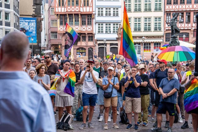 Nach dem tödlichen Anschlag in Berlin: Frankfurt lädt zu Mahnwache und Gedenkminute für die Opfer am Römerberg ein - Trauerlauf durch Frankfurt und Schweige Minute (O-TON) 7aIMG: 0567432 Nach dem tödlichen Anschlag in Berlin: Frankfurt lädt zu Mahnwache und Gedenkminute für die Opfer am Römerberg einHessen, Frankfurt am Main, Deutschland *** Following the deadly attack in Berlin, Frankfurt invites the public to a vigil and a moment of silence for the victims at the Römerberg. A memorial run through Frankfurt and a moment of silence. O TON 7aIMG 0567432 Following the deadly attack in Berlin, Frankfurt invites the public to a vigil and a moment of silence for the victims at the Römerberg. Hesse, Frankfurt am Main, Germany Copyright: 7aktuell.dex xVincentxB. 0567432 20260726_7a_MAHNWACHEFRANKFURTBERLINANSCHLAG_567432