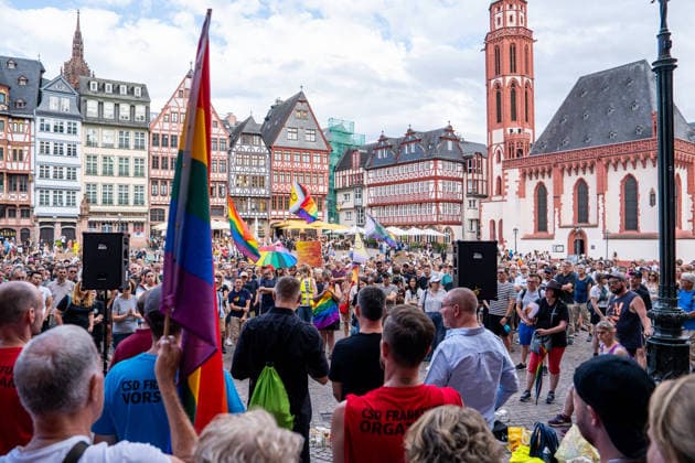 Nach dem tödlichen Anschlag in Berlin: Frankfurt lädt zu Mahnwache und Gedenkminute für die Opfer am Römerberg ein - Trauerlauf durch Frankfurt und Schweige Minute (O-TON) 7aIMG: 0567435 Nach dem tödlichen Anschlag in Berlin: Frankfurt lädt zu Mahnwache und Gedenkminute für die Opfer am Römerberg einHessen, Frankfurt am Main, Deutschland *** Following the deadly attack in Berlin, Frankfurt invites the public to a vigil and a minute of silence for the victims at the Römerberg. A memorial run through Frankfurt and a minute of silence. O TON 7aIMG 0567435 Following the deadly attack in Berlin, Frankfurt invites the public to a vigil and a minute of silence for the victims at the Römerberg. Hesse, Frankfurt am Main, Germany Copyright: 7aktuell.dex xVincentxB. 0567435 20260726_7a_MAHNWACHEFRANKFURTBERLINANSCHLAG_567435
