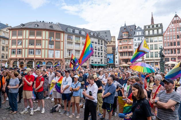 Nach dem tödlichen Anschlag in Berlin: Frankfurt lädt zu Mahnwache und Gedenkminute für die Opfer am Römerberg ein - Trauerlauf durch Frankfurt und Schweige Minute (O-TON) 7aIMG: 0567437 Nach dem tödlichen Anschlag in Berlin: Frankfurt lädt zu Mahnwache und Gedenkminute für die Opfer am Römerberg einHessen, Frankfurt am Main, Deutschland *** Following the deadly attack in Berlin, Frankfurt invites the public to a vigil and a moment of silence for the victims at the Römerberg. A memorial run through Frankfurt and a moment of silence. O TON 7aIMG 0567437 Following the deadly attack in Berlin, Frankfurt invites the public to a vigil and a moment of silence for the victims at the Römerberg. Hesse, Frankfurt am Main, Germany Copyright: 7aktuell.dex xVincentxB. 0567437 20260726_7a_MAHNWACHEFRANKFURTBERLINANSCHLAG_567437