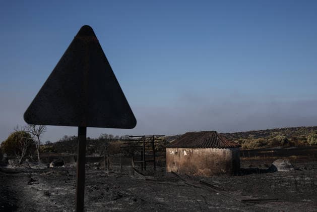 The wildfire in Madrid’s Sierra Oeste slowed its spread overnight, though it has not yet been brought under control. Burned area, as of July 27, 2026, in Chapinería, Madrid, Spain. The wildfires affecting the Community of Madrid have slowed their spread overnight, a development that has allowed firefighting crews to tackle the various hotspots; however, the fire remains active and uncontrolled, and there are concerns that wind gusts of up to 30 kilometers per hour forecast for today will complicate firefighting efforts on July 27, 2026. Alejandro Martínez Vé, Madrid, Madrid, Spain  Copyright: xAlejandroxMartinezxVÃ lezx 7689265