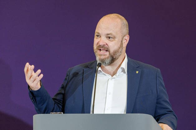 27.07.2026. Düsseldorf. Der Oberbürgermeister der Stadt Aachen Dr. Michael Ziemons beim Pressegespräch zur Reit WM 2026 in Aachen. Vom 11. bis 23. August 2026 verwandelt sich der Allianz Park Aachen für die FEI World Championships in eine Bühne für Gold, Silber und Bronze in sechs Disziplinen. Die Stadt Aachen und ganz Nordrhein-Westfalen sind Gastgeber für Athletinnen und Athleten aus mehr als 60 Nationen und über eine halbe Millionen Besucherinnen und Besucher. Erstmals wird auch der Para-Reitsport bei einer Reit-Weltmeisterschaft integriert. Düsseldorf Staatskanzlei, Horionplatz 1 Nordrhein-Westfalen Deutschland *** July 27, 2026, Düsseldorf: Dr. Michael Ziemons, Mayor of Aachen, at a press conference for the 2026 World Equestr