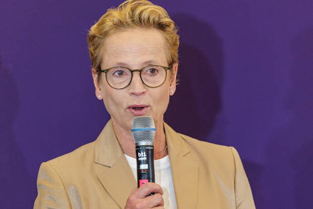 27.07.2026. Düsseldorf. Die erfolgreichste Dressurreiterin der Welt Isabell Werth beim Pressegespräch zur Reit WM 2026 in Aachen. Vom 11. bis 23. August 2026 verwandelt sich der Allianz Park Aachen für die FEI World Championships in eine Bühne für Gold, Silber und Bronze in sechs Disziplinen. Die Stadt Aachen und ganz Nordrhein-Westfalen sind Gastgeber für Athletinnen und Athleten aus mehr als 60 Nationen und über eine halbe Millionen Besucherinnen und Besucher. Erstmals wird auch der Para-Reitsport bei einer Reit-Weltmeisterschaft integriert. Düsseldorf Staatskanzlei, Horionplatz 1 Nordrhein-Westfalen Deutschland *** July 27, 2026, Düsseldorf: Isabell Werth, the world’s most successful dressage rider, at a press conference for the