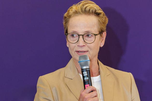 27.07.2026. Düsseldorf. Die erfolgreichste Dressurreiterin der Welt Isabell Werth beim Pressegespräch zur Reit WM 2026 in Aachen. Vom 11. bis 23. August 2026 verwandelt sich der Allianz Park Aachen für die FEI World Championships in eine Bühne für Gold, Silber und Bronze in sechs Disziplinen. Die Stadt Aachen und ganz Nordrhein-Westfalen sind Gastgeber für Athletinnen und Athleten aus mehr als 60 Nationen und über eine halbe Millionen Besucherinnen und Besucher. Erstmals wird auch der Para-Reitsport bei einer Reit-Weltmeisterschaft integriert. Düsseldorf Staatskanzlei, Horionplatz 1 Nordrhein-Westfalen Deutschland *** July 27, 2026, Düsseldorf: Isabell Werth, the world’s most successful dressage rider, at a press conference for the