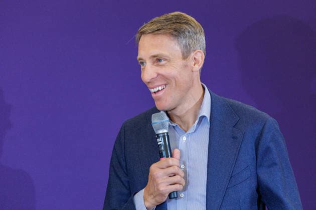 27.07.2026. Düsseldorf. Springreit-Weltmeister Henrik von Eckermann beim Pressegespräch zur Reit WM 2026 in Aachen. Vom 11. bis 23. August 2026 verwandelt sich der Allianz Park Aachen für die FEI World Championships in eine Bühne für Gold, Silber und Bronze in sechs Disziplinen. Die Stadt Aachen und ganz Nordrhein-Westfalen sind Gastgeber für Athletinnen und Athleten aus mehr als 60 Nationen und über eine halbe Millionen Besucherinnen und Besucher. Erstmals wird auch der Para-Reitsport bei einer Reit-Weltmeisterschaft integriert. Düsseldorf Staatskanzlei, Horionplatz 1 Nordrhein-Westfalen Deutschland *** July 27, 2026 Düsseldorf Show Jumping World Champion Henrik von Eckermann at a press conference for the 2026 World Equestrian Gam