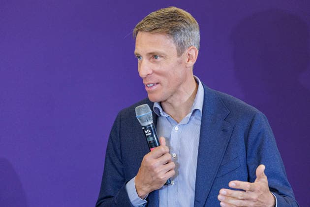 27.07.2026. Düsseldorf. Springreit-Weltmeister Henrik von Eckermann beim Pressegespräch zur Reit WM 2026 in Aachen. Vom 11. bis 23. August 2026 verwandelt sich der Allianz Park Aachen für die FEI World Championships in eine Bühne für Gold, Silber und Bronze in sechs Disziplinen. Die Stadt Aachen und ganz Nordrhein-Westfalen sind Gastgeber für Athletinnen und Athleten aus mehr als 60 Nationen und über eine halbe Millionen Besucherinnen und Besucher. Erstmals wird auch der Para-Reitsport bei einer Reit-Weltmeisterschaft integriert. Düsseldorf Staatskanzlei, Horionplatz 1 Nordrhein-Westfalen Deutschland *** July 27, 2026 Düsseldorf Show Jumping World Champion Henrik von Eckermann at a press conference for the 2026 World Equestrian Gam