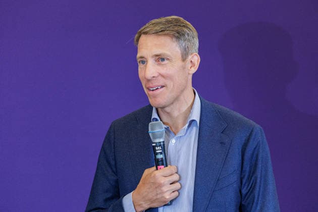 27.07.2026. Düsseldorf. Springreit-Weltmeister Henrik von Eckermann beim Pressegespräch zur Reit WM 2026 in Aachen. Vom 11. bis 23. August 2026 verwandelt sich der Allianz Park Aachen für die FEI World Championships in eine Bühne für Gold, Silber und Bronze in sechs Disziplinen. Die Stadt Aachen und ganz Nordrhein-Westfalen sind Gastgeber für Athletinnen und Athleten aus mehr als 60 Nationen und über eine halbe Millionen Besucherinnen und Besucher. Erstmals wird auch der Para-Reitsport bei einer Reit-Weltmeisterschaft integriert. Düsseldorf Staatskanzlei, Horionplatz 1 Nordrhein-Westfalen Deutschland *** July 27, 2026 Düsseldorf Show Jumping World Champion Henrik von Eckermann at a press conference for the 2026 World Equestrian Gam
