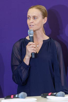 27.07.2026. Düsseldorf. Die paralympische Silbermedaillengewinnerin Regine Mispelkamp beim Pressegespräch zur Reit WM 2026 in Aachen. Vom 11. bis 23. August 2026 verwandelt sich der Allianz Park Aachen für die FEI World Championships in eine Bühne für Gold, Silber und Bronze in sechs Disziplinen. Die Stadt Aachen und ganz Nordrhein-Westfalen sind Gastgeber für Athletinnen und Athleten aus mehr als 60 Nationen und über eine halbe Millionen Besucherinnen und Besucher. Erstmals wird auch der Para-Reitsport bei einer Reit-Weltmeisterschaft integriert. Düsseldorf Staatskanzlei, Horionplatz 1 Nordrhein-Westfalen Deutschland *** July 27, 2026, Düsseldorf: Paralympic silver medalist Regine Mispelkamp at a press conference for the 2026 Worl