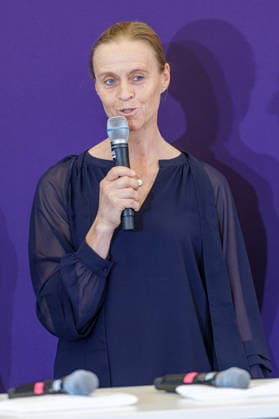 27.07.2026. Düsseldorf. Die paralympische Silbermedaillengewinnerin Regine Mispelkamp beim Pressegespräch zur Reit WM 2026 in Aachen. Vom 11. bis 23. August 2026 verwandelt sich der Allianz Park Aachen für die FEI World Championships in eine Bühne für Gold, Silber und Bronze in sechs Disziplinen. Die Stadt Aachen und ganz Nordrhein-Westfalen sind Gastgeber für Athletinnen und Athleten aus mehr als 60 Nationen und über eine halbe Millionen Besucherinnen und Besucher. Erstmals wird auch der Para-Reitsport bei einer Reit-Weltmeisterschaft integriert. Düsseldorf Staatskanzlei, Horionplatz 1 Nordrhein-Westfalen Deutschland *** July 27, 2026, Düsseldorf: Paralympic silver medalist Regine Mispelkamp at a press conference for the 2026 Worl