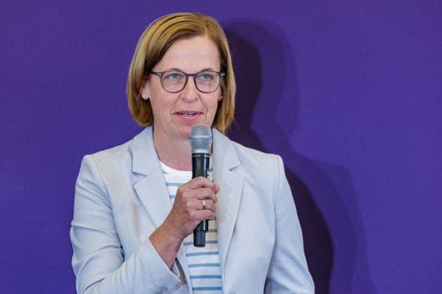 27.07.2026. Düsseldorf. Birgit Rosenberg, (Vorstandsmitglied ALRV) beim Pressegespräch zur Reit WM 2026 in Aachen. Vom 11. bis 23. August 2026 verwandelt sich der Allianz Park Aachen für die FEI World Championships in eine Bühne für Gold, Silber und Bronze in sechs Disziplinen. Die Stadt Aachen und ganz Nordrhein-Westfalen sind Gastgeber für Athletinnen und Athleten aus mehr als 60 Nationen und über eine halbe Millionen Besucherinnen und Besucher. Erstmals wird auch der Para-Reitsport bei einer Reit-Weltmeisterschaft integriert. Düsseldorf Staatskanzlei, Horionplatz 1 Nordrhein-Westfalen Deutschland *** July 27, 2026, Düsseldorf: Birgit Rosenberg, ALRV Board Member, at a press conference for the 2026 World Equestrian Games in Aache