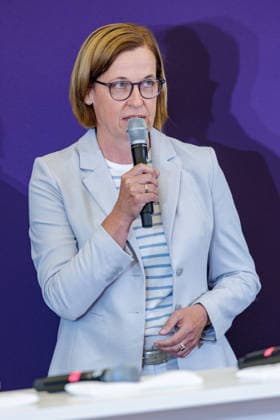 27.07.2026. Düsseldorf. Birgit Rosenberg, (Vorstandsmitglied ALRV) beim Pressegespräch zur Reit WM 2026 in Aachen. Vom 11. bis 23. August 2026 verwandelt sich der Allianz Park Aachen für die FEI World Championships in eine Bühne für Gold, Silber und Bronze in sechs Disziplinen. Die Stadt Aachen und ganz Nordrhein-Westfalen sind Gastgeber für Athletinnen und Athleten aus mehr als 60 Nationen und über eine halbe Millionen Besucherinnen und Besucher. Erstmals wird auch der Para-Reitsport bei einer Reit-Weltmeisterschaft integriert. Düsseldorf Staatskanzlei, Horionplatz 1 Nordrhein-Westfalen Deutschland *** July 27, 2026, Düsseldorf: Birgit Rosenberg, ALRV Board Member, at a press conference for the 2026 World Equestrian Games in Aache