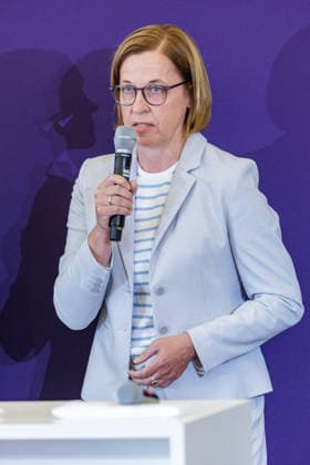 27.07.2026. Düsseldorf. Birgit Rosenberg, (Vorstandsmitglied ALRV) beim Pressegespräch zur Reit WM 2026 in Aachen. Vom 11. bis 23. August 2026 verwandelt sich der Allianz Park Aachen für die FEI World Championships in eine Bühne für Gold, Silber und Bronze in sechs Disziplinen. Die Stadt Aachen und ganz Nordrhein-Westfalen sind Gastgeber für Athletinnen und Athleten aus mehr als 60 Nationen und über eine halbe Millionen Besucherinnen und Besucher. Erstmals wird auch der Para-Reitsport bei einer Reit-Weltmeisterschaft integriert. Düsseldorf Staatskanzlei, Horionplatz 1 Nordrhein-Westfalen Deutschland *** July 27, 2026, Düsseldorf: Birgit Rosenberg, ALRV Board Member, at a press conference for the 2026 World Equestrian Games in Aache
