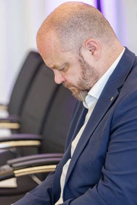 27.07.2026. Düsseldorf. Der Oberbürgermeister der Stadt Aachen Dr. Michael Ziemons beim Pressegespräch zur Reit WM 2026 in Aachen. Vom 11. bis 23. August 2026 verwandelt sich der Allianz Park Aachen für die FEI World Championships in eine Bühne für Gold, Silber und Bronze in sechs Disziplinen. Die Stadt Aachen und ganz Nordrhein-Westfalen sind Gastgeber für Athletinnen und Athleten aus mehr als 60 Nationen und über eine halbe Millionen Besucherinnen und Besucher. Erstmals wird auch der Para-Reitsport bei einer Reit-Weltmeisterschaft integriert. Düsseldorf Staatskanzlei, Horionplatz 1 Nordrhein-Westfalen Deutschland *** July 27, 2026, Düsseldorf: Dr. Michael Ziemons, Mayor of Aachen, at a press conference for the 2026 World Equestr