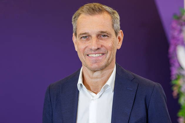 27.07.2026. Düsseldorf. Michael Mronz (Geschäftsführer der Aachener Reitturnier GmbH) beim Pressegespräch zur Reit WM 2026 in Aachen. Vom 11. bis 23. August 2026 verwandelt sich der Allianz Park Aachen für die FEI World Championships in eine Bühne für Gold, Silber und Bronze in sechs Disziplinen. Die Stadt Aachen und ganz Nordrhein-Westfalen sind Gastgeber für Athletinnen und Athleten aus mehr als 60 Nationen und über eine halbe Millionen Besucherinnen und Besucher. Erstmals wird auch der Para-Reitsport bei einer Reit-Weltmeisterschaft integriert. Düsseldorf Staatskanzlei, Horionplatz 1 Nordrhein-Westfalen Deutschland *** July 27, 2026, Düsseldorf—Michael Mronz, Managing Director of Aachener Reitturnier GmbH, at a press conferenc