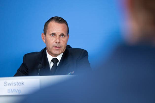 regierungspressekonferenz Deutschland, Berlin am 27. Juli 2026: Fregattenkapitän Göran Swistek, Sprecher im Verteidigungsministerium(BMVg) stellt sich in der Bundespressekonferenz den Fragen der Presse. *** German Government Press Conference, Berlin, July 27, 2026: Commander Göran Swistek, spokesperson for the Federal Ministry of Defense (BMVg), answers questions from the press at the Federal Press Conference