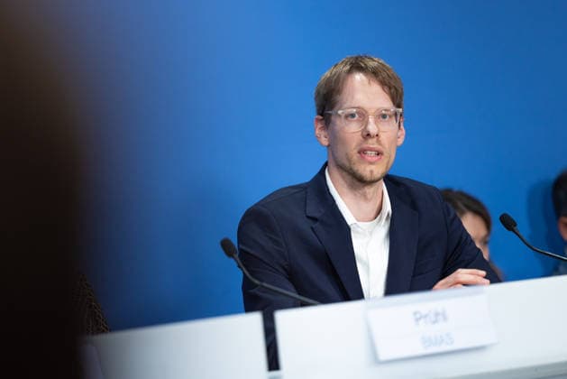 regierungspressekonferenz Deutschland, Berlin am 27. Juli 2026: Simon Köppl, Sprecher der Bundesumweltministerium stellt sich in der Bundespressekonferenz den Fragen der Presse. *** German Government Press Conference, Berlin, July 27, 2026: Simon Köppl, spokesperson for the Federal Ministry for the Environment, answers questions from the press at the Federal Press Conference