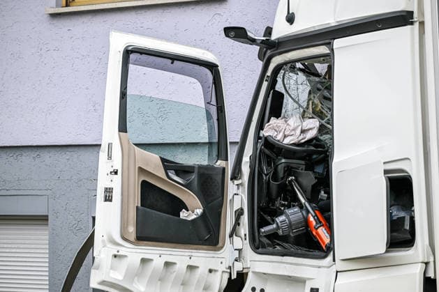 Schwerer Unfall in Waldstetten, Ein Lastwagen ist in der Donzdorfer Straße in Waldstetten gegen die Wand eines Hauses geprallt und steckt im Gebäude fest. Mindestens eine Person wurde verletzt. Die Ortsdurchfahrt ist aufgrund des Großeinsatzes vollständig gesperrt. Derzeit wird geprüft, ob das Gebäude einsturzgefährdet ist. Waldstetten Baden-Württemberg Deutschland Waldstetten *** Serious Accident in Waldstetten, A truck crashed into the wall of a house on Donzdorfer Straße in Waldstetten and is stuck inside the building. At least one person was injured. The road through town is completely closed due to the large-scale emergency response. Authorities are currently assessing whether the building is in danger of collapsing. Waldstette Copyright: x xonw-imagesx x-x