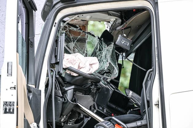 Schwerer Unfall in Waldstetten, Ein Lastwagen ist in der Donzdorfer Straße in Waldstetten gegen die Wand eines Hauses geprallt und steckt im Gebäude fest. Mindestens eine Person wurde verletzt. Die Ortsdurchfahrt ist aufgrund des Großeinsatzes vollständig gesperrt. Derzeit wird geprüft, ob das Gebäude einsturzgefährdet ist. Waldstetten Baden-Württemberg Deutschland Waldstetten *** Serious Accident in Waldstetten, A truck crashed into the wall of a house on Donzdorfer Straße in Waldstetten and is stuck inside the building. At least one person was injured. The road through town is completely closed due to the large-scale emergency response. Authorities are currently assessing whether the building is in danger of collapsing. Waldstette Copyright: x xonw-imagesx x-x