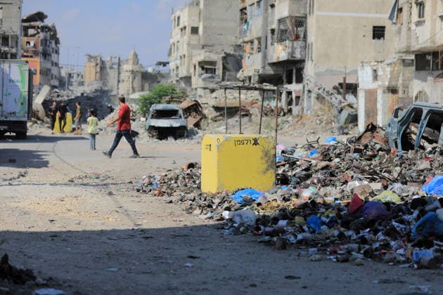Yellow concrete blocks mark expanded Israeli-controlled area in Shujaiya Yellow concrete blocks are seen in the Shujaiya neighborhood east of Gaza City, Gaza Strip, on July 27, 2026, following an Israeli ground incursion into the area. Residents said Israeli forces placed the blocks to expand the area under their control along what is locally known as the Yellow Line, as the military operation left widespread destruction in residential neighborhoods. Photo by Bilal Osama apaimages Gaza city Gaza Strip Palestinian Territory 270726_Gaza_BO_01(1) Copyright: xapaimagesxBilalxOsamax xapaimagesx