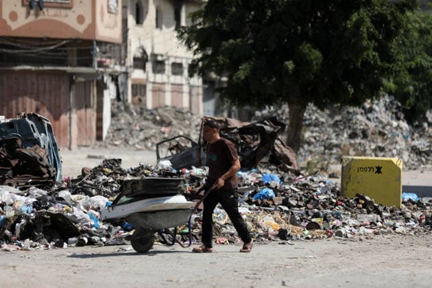Displaced Palestinians flee Shujaiya amid Israeli ground incursion Displaced Palestinians carry their belongings as they leave shelters in the Shujaiya neighborhood east of Gaza City, Gaza Strip, on July 27, 2026, following an Israeli ground incursion into the area and strikes that targeted several buildings. Residents said Israeli forces placed yellow concrete blocks to expand the area under their control along what is locally known as the Yellow Line, as the military operation caused widespread destruction and forced more families to flee. Photo by Bilal Osama apaimages Gaza city Gaza Strip Palestinian Territory 270726_Gaza_BO_02(14) Copyright: xapaimagesxBilalxOsamax xapaimagesx