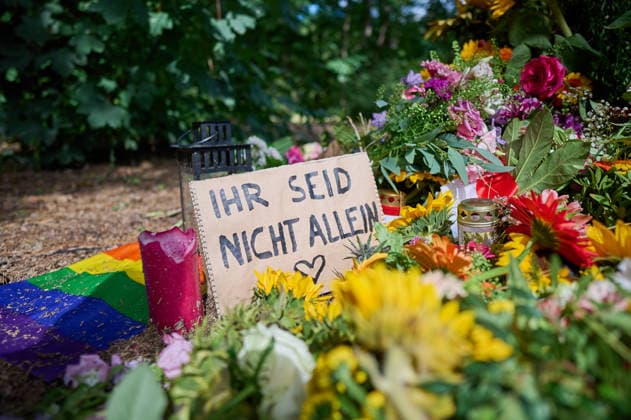 Im Berliner Tiergarten liegen Blumen und Beileidsbekundungen an einem der Tatorte im Berliner Tiergarten, zwei Tage nach dem Anschlag auf die Feiern des 48. Berliner Christopher Street Day (CSD) mit einer Toten und 29 teils schwer Verletzten (Foto vom 27.07.2026). Der Christopher Street Day in Berlin war in der Nacht zum Sonntag von einem mutmasslich islamistisch motivierten Anschlag erschuettert worden, als ein Mann mit einem Kastenwagen in eine Menschenmenge im Berliner Tiergarten fuhr und mit einer Stichwaffe auf weitere Passanten losging. (Siehe epd-Bericht vom 27.07.2026) EDITORIAL USE ONLY *** Flowers and messages of condolence have been left at one of the crime scenes in Berlin’s Tiergarten, two days after the attack on the celebrati Copyright: epd-bild ChristianxDitsch D26D0727TrauerCSDAnschlag102742