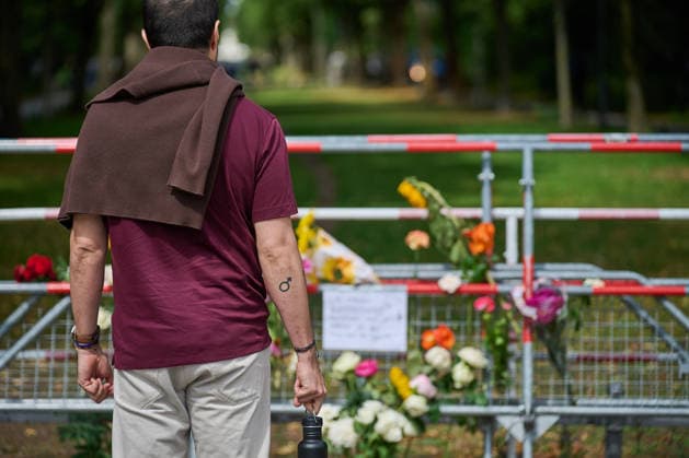 Menschen legen Blumen an den Tatort im Berliner Tiergarten und trauern zwei Tage nach dem Anschlag auf die Feiern des 48. Berliner Christopher Street Day (CSD) mit einer Toten und 29 teils schwer Verletzten (Foto vom 27.07.2026). Der Christopher Street Day in Berlin war in der Nacht zum Sonntag von einem mutmasslich islamistisch motivierten Anschlag erschuettert worden, als ein Mann mit einem Kastenwagen in eine Menschenmenge im Berliner Tiergarten fuhr und mit einer Stichwaffe auf weitere Passanten losging. (Siehe epd-Bericht vom 27.07.2026) EDITORIAL USE ONLY *** People lay flowers at the scene of the attack in Berlin’s Tiergarten and mourn two days after the attack on the celebrations for the 48th Berlin Christopher Street Day (CSD), whi Copyright: epd-bild ChristianxDitsch D26D0727TrauerCSDAnschlag114936