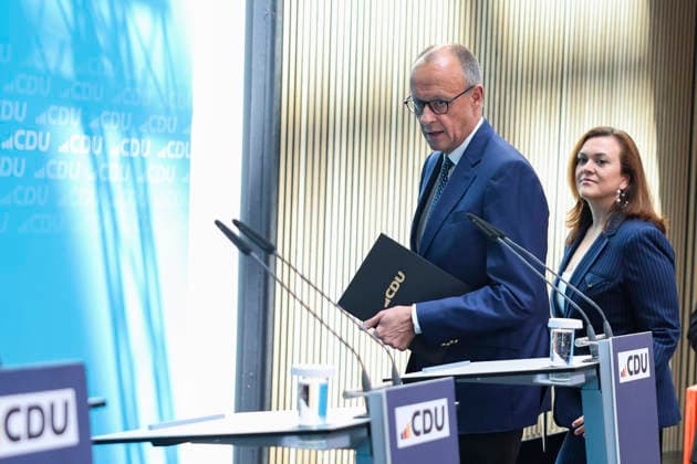 Bundeskanzler und Parteivorsitzender der CDU Friedrich Merz und Franziska Hoppermann nach CDU Gremiensitzungen im Konrad Adenauer Haus am 27.07.26 in Berlin Friedrich Merz, Franziska Hoppermann und Carsten Linnemann bei Pressekonferenz in Berlin *** Federal Chancellor and CDU Party Chairman Friedrich Merz and Franziska Hoppermann after CDU committee meetings at the Konrad Adenauer House on July 27, 2026, in Berlin; Friedrich Merz, Franziska Hoppermann, and Carsten Linnemann at a press conference in Berlin