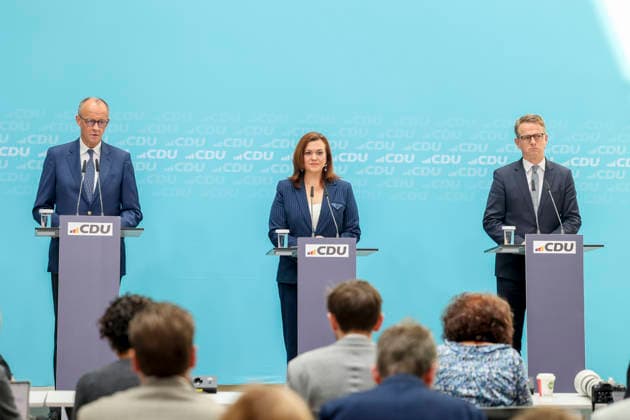 Bundeskanzler und Parteivorsitzender der CDU Friedrich Merz, Franziska Hoppermann und Carsten Linnemann nach CDU Gremiensitzungen im Konrad Adenauer Haus am 27.07.26 in Berlin Friedrich Merz, Franziska Hoppermann und Carsten Linnemann bei Pressekonferenz in Berlin *** Federal Chancellor and CDU Party Chairman Friedrich Merz, Franziska Hoppermann, and Carsten Linnemann after CDU committee meetings at the Konrad Adenauer House on July 27, 2026, in Berlin; Friedrich Merz, Franziska Hoppermann, and Carsten Linnemann at a press conference in Berlin