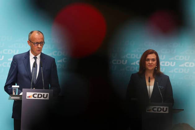 Bundeskanzler und Parteivorsitzender der CDU Friedrich Merz,und Franziska Hoppermann nach CDU Gremiensitzungen im Konrad Adenauer Haus am 27.07.26 in Berlin Friedrich Merz, Franziska Hoppermann und Carsten Linnemann bei Pressekonferenz in Berlin *** Federal Chancellor and CDU Party Chairman Friedrich Merz, and Franziska Hoppermann after CDU committee meetings at the Konrad Adenauer House on July 27, 2026, in Berlin; Friedrich Merz, Franziska Hoppermann, and Carsten Linnemann at a press conference in Berlin