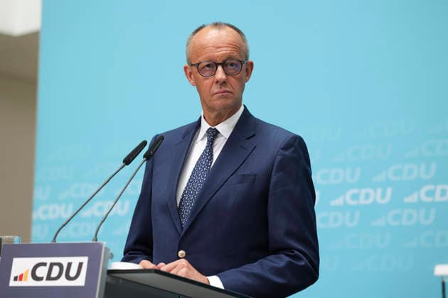 Bundeskanzler und Parteivorsitzender der CDU Friedrich Merz nach CDU Gremiensitzungen im Konrad Adenauer Haus am 27.07.26 in Berlin Friedrich Merz, Franziska Hoppermann und Carsten Linnemann bei Pressekonferenz in Berlin *** Federal Chancellor and CDU Party Chairman Friedrich Merz after CDU committee meetings at the Konrad Adenauer House on July 27, 2026, in Berlin; Friedrich Merz, Franziska Hoppermann, and Carsten Linnemann at a press conference in Berlin