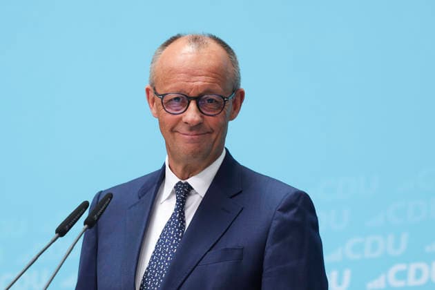 Bundeskanzler und Parteivorsitzender der CDU Friedrich Merz nach CDU Gremiensitzungen im Konrad Adenauer Haus am 27.07.26 in Berlin Friedrich Merz, Franziska Hoppermann und Carsten Linnemann bei Pressekonferenz in Berlin *** Federal Chancellor and CDU Party Chairman Friedrich Merz after CDU committee meetings at the Konrad Adenauer House on July 27, 2026, in Berlin; Friedrich Merz, Franziska Hoppermann, and Carsten Linnemann at a press conference in Berlin