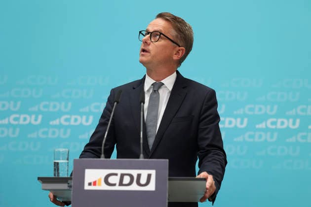Carsten Linnemann nach CDU Gremiensitzungen im Konrad Adenauer Haus am 27.07.26 in Berlin Friedrich Merz, Franziska Hoppermann und Carsten Linnemann bei Pressekonferenz in Berlin *** Carsten Linnemann after CDU committee meetings at the Konrad Adenauer House on July 27, 2026, in Berlin; Friedrich Merz, Franziska Hoppermann, and Carsten Linnemann at a press conference in Berlin