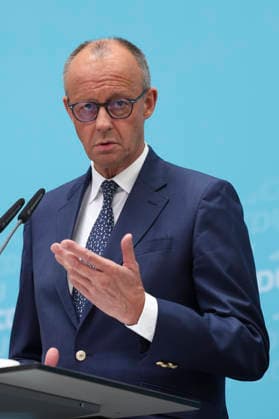 Bundeskanzler und Parteivorsitzender der CDU Friedrich Merz nach CDU Gremiensitzungen im Konrad Adenauer Haus am 27.07.26 in Berlin Friedrich Merz, Franziska Hoppermann und Carsten Linnemann bei Pressekonferenz in Berlin *** Federal Chancellor and CDU Party Chairman Friedrich Merz after CDU committee meetings at the Konrad Adenauer House on July 27, 2026, in Berlin; Friedrich Merz, Franziska Hoppermann, and Carsten Linnemann at a press conference in Berlin