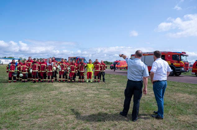Sven Schulze besucht Feuerwehr EUR, Deutschland, Dessau, 27.07.2026: Gruppenfoto mit der Berufsfeuerwehr und der Freiwilligen Feuerwehr Dessau auf dem Übungsplatz Flugfeld in Dessau. Sven Schulze (CDU) Ministerpräsident von Sachsen-Anhalt besucht einen Einsatztag der Berufsfeuerwehr Dessau-Roßlau. *** Sven Schulze visits the fire department in EUR, Germany, Dessau, July 27, 2026 Group photo with the Dessau Professional Fire Department and the Dessau Volunteer Fire Department at the Flugfeld training ground in Dessau Sven Schulze, CDU Minister President of Saxony-Anhalt, visits a day of operations at the Dessau-Roßlau Professional Fire Department