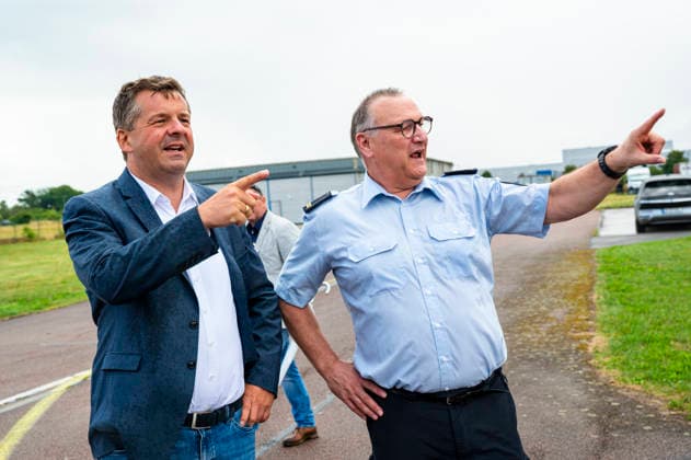Martin Müller + Sven Schulze besucht Feuerwehr EUR, Deutschland, Dessau, 27.07.2026: Martin Müller (re), Amtsleiter Brand- und Katastrophenschutz Dessau und Sven Schulze (CDU) Ministerpräsident von Sachsen-Anhalt besucht einen Einsatztag der Berufsfeuerwehr Dessau-Roßlau. *** Martin Müller and Sven Schulze Visit the Fire Department EUR, Germany, Dessau, July 27, 2026 Martin Müller, Head of the Fire and Disaster Protection Department in Dessau, and Sven Schulze, CDU Minister-President of Saxony-Anhalt, visit a day of operations at the Dessau-Roßlau Professional Fire Department