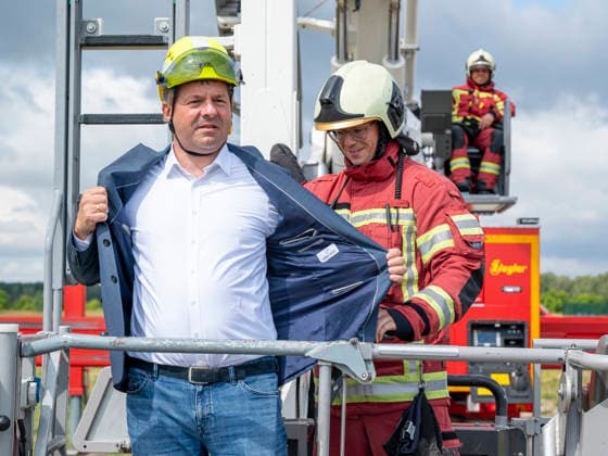 Sven Schulze besucht Feuerwehr EUR, Deutschland, Dessau, 27.07.2026: Sven Schulze (CDU) Ministerpräsident von Sachsen-Anhalt besucht einen Einsatztag der Berufsfeuerwehr Dessau-Roßlau. *** Sven Schulze Visits Fire Department EUR, Germany, Dessau, July 27, 2026 Sven Schulze, CDU Minister-President of Saxony-Anhalt, visits the Dessau-Roßlau Professional Fire Department during a day of operations