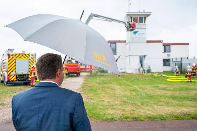 Sven Schulze besucht Feuerwehr EUR, Deutschland, Dessau, 27.07.2026: Es regnet Ministerpräsident mit Regenschirm und dem Aufdruck Hier ist Platz für große Pläne . Sven Schulze (CDU) Ministerpräsident von Sachsen-Anhalt besucht einen Einsatztag der Berufsfeuerwehr Dessau-Roßlau. *** Sven Schulze Visits Fire Department EUR, Germany, Dessau, July 27, 2026 It’s raining; the Minister President is holding an umbrella with the slogan There’s room for big plans printed on it. Sven Schulze, CDU Minister President of Saxony-Anhalt, visits a day of operations at the Dessau-Roßlau Professional Fire Department.
