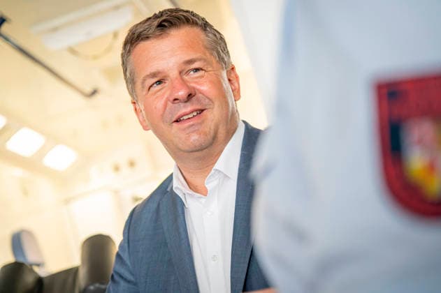 Sven Schulze besucht Feuerwehr EUR, Deutschland, Dessau, 27.07.2026: Sven Schulze (CDU) Ministerpräsident von Sachsen-Anhalt besucht einen Einsatztag der Berufsfeuerwehr Dessau-Roßlau. *** Sven Schulze Visits Fire Department EUR, Germany, Dessau, July 27, 2026 Sven Schulze, CDU Minister-President of Saxony-Anhalt, visits the Dessau-Roßlau Professional Fire Department during a day of operations