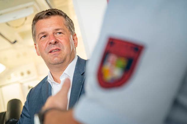 Sven Schulze besucht Feuerwehr EUR, Deutschland, Dessau, 27.07.2026: Sven Schulze (CDU) Ministerpräsident von Sachsen-Anhalt besucht einen Einsatztag der Berufsfeuerwehr Dessau-Roßlau. *** Sven Schulze Visits Fire Department EUR, Germany, Dessau, July 27, 2026 Sven Schulze, CDU Minister-President of Saxony-Anhalt, visits the Dessau-Roßlau Professional Fire Department during a day of operations