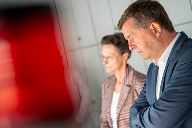 Sven Schulze besucht Feuerwehr EUR, Deutschland, Dessau, 27.07.2026: MEinsatz-Lagezentrum mit aktivierter Notrufanzeige während des Ministerbesuchs. Sven Schulze (CDU) Ministerpräsident von Sachsen-Anhalt besucht einen Einsatztag der Berufsfeuerwehr Dessau-Roßlau. *** Sven Schulze Visits Fire Department EUR, Germany, Dessau, July 27, 2026: Operations Center with emergency call display activated during the minister’s visit. Sven Schulze, CDU Minister-President of Saxony-Anhalt, visits the Dessau-Roßlau Professional Fire Department during a day of operations.
