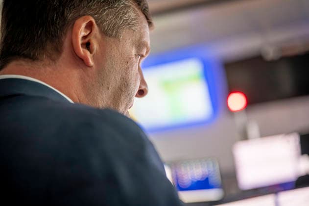 Sven Schulze besucht Feuerwehr EUR, Deutschland, Dessau, 27.07.2026: MEinsatz-Lagezentrum mit aktivierter Notrufanzeige während des Ministerbesuchs. Sven Schulze (CDU) Ministerpräsident von Sachsen-Anhalt besucht einen Einsatztag der Berufsfeuerwehr Dessau-Roßlau. *** Sven Schulze Visits Fire Department EUR, Germany, Dessau, July 27, 2026: Operations Center with emergency call display activated during the minister’s visit. Sven Schulze, CDU Minister-President of Saxony-Anhalt, visits the Dessau-Roßlau Professional Fire Department during a day of operations.