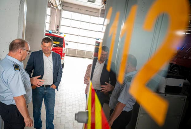Sven Schulze besucht Feuerwehr EUR, Deutschland, Dessau, 27.07.2026: Martin Müller (li), Amtsleiter Brand- und Katastrophenschutz Dessau und Sven Schulze (CDU) Ministerpräsident von Sachsen-Anhalt besucht einen Einsatztag der Berufsfeuerwehr Dessau-Roßlau. *** Sven Schulze Visits the Fire Department EUR, Germany, Dessau, July 27, 2026 Martin Müller (left), Head of the Fire and Disaster Protection Department in Dessau, and Sven Schulze, CDU Minister President of Saxony-Anhalt, visit a day of operations at the Dessau-Roßlau Professional Fire Department