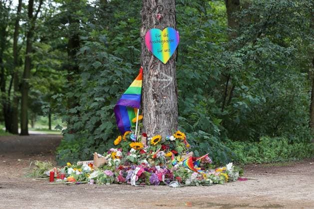 Berlin, Deutschland, 27.07.2026: Auto fährt bei CSD in Menschenmenge: Am Tatort haben Menschen Blumen niedergelegt, auf einem Schild steht Für die Anschlagsopfer - für uns *** Berlin, Germany, July 27, 2026: Car Plows Into Crowd at CSD. People have laid flowers at the scene; a sign reads, For the victims of the attack, for us. Copyright: xdtsxNachrichtenagenturx dts_128661