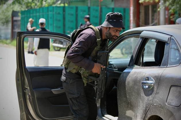 Security Tightened in Kulgam After Anantnag Attack KULGAM, JAMMU AND KASHMIR, INDIA JULY 27, 2026: Police and security personnel stop vehicles and check passengers at checkpoints in Kulgam as security operations continue across South Kashmir following the July 22 killing of police officer Ashiq Hussain in a militant attack in Anantnag. Security forces have intensified vehicle inspections, searches and identity checks across Anantnag, Pulwama, Shopian and Kulgam as part of a wider counterterrorism operation. SRINAGAR India Copyright: x xHilalxZargarx xJNAxPressx